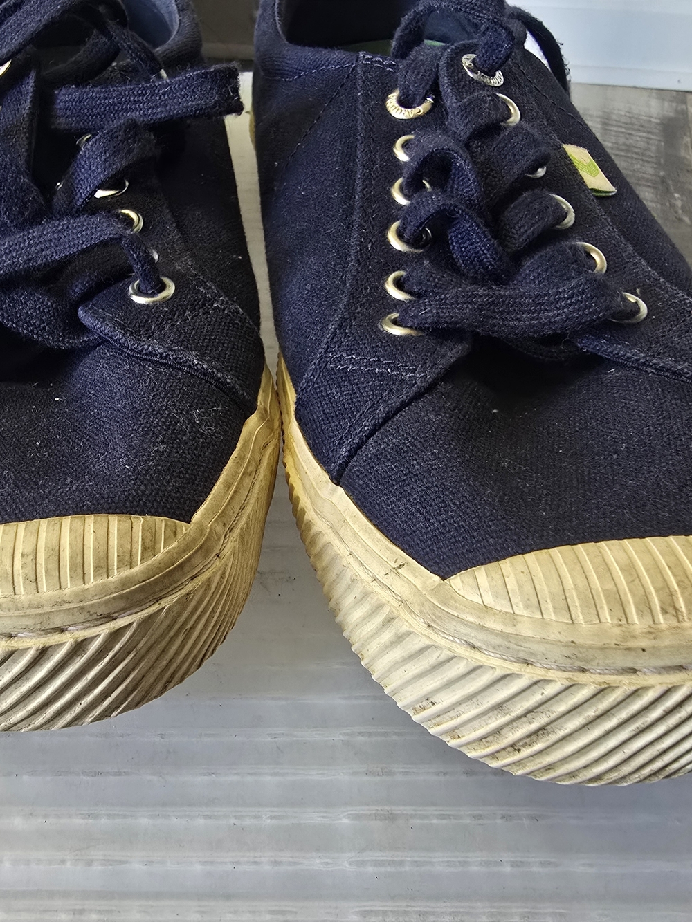 Cariuma Navy Canvas Low-Top Sneakers with Cream Soles